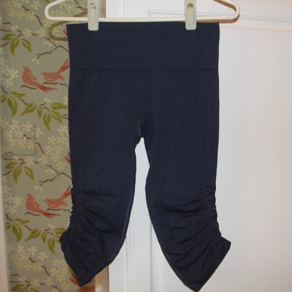 "In the Flow Crop" Lululemon scrunch 3/4 leggings